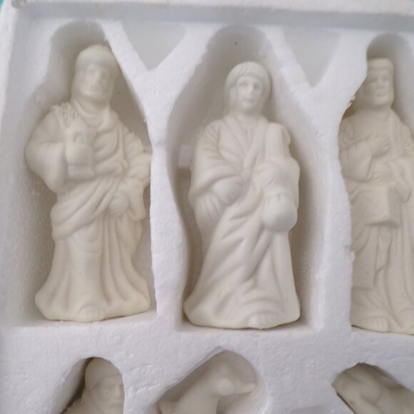 BLACK FRIDAY SALE 11 Piece Nativity Set Jade Collection with Wood Base - Picture 3 of 9